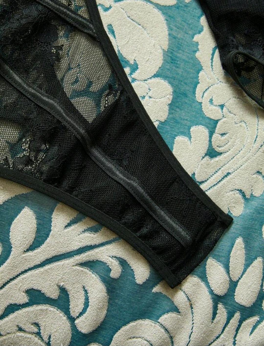 Sassy Yasi – Elegant Lace Bustier