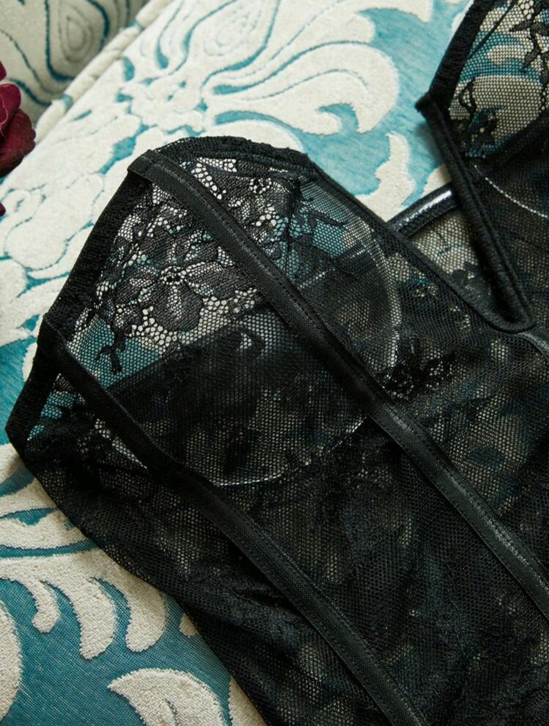 Sassy Yasi – Elegant Lace Bustier